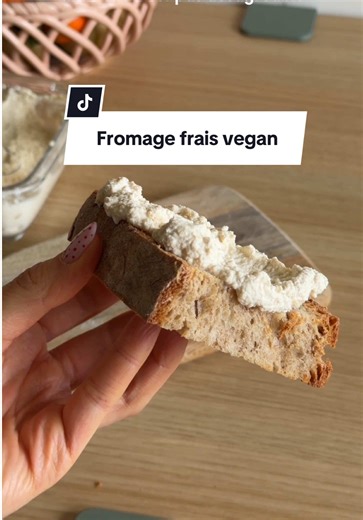J’AI TESTÉ AU LAIT DE SOJA (enregistrez pour refaire) Après test je préfère la version lait entier. C’est exactement la meme recette Ingrédients (environ 300g) 1 litre de lait entier ou lait de soja 3 cuillères à soupe (35ml) de vinaigre blanc ou de jus de citron Sel, poivre et toutes épices / condiments que vous voulez. C’est ce qui fera le goût, donc allez y 💅🏻 Option: 1 cuillère à soupe de crème pour une texture plus crémeuse. 📝Préparation Chauffez le lait dans une casserole à feu moyen ju