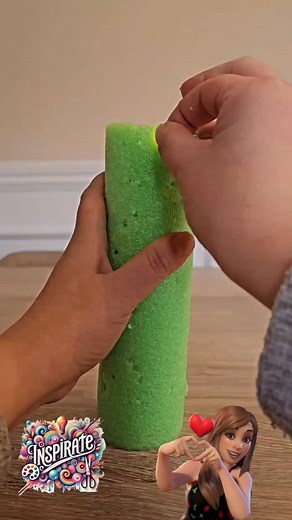 🎄💡 Decoración Navideña con Luz y Encanto ✨🎅 Para esta idea mágica, toma un trozo de churro y fórralo en forma espiral con una tira de luz LED 💫. Coloca el interruptor en el fondo de un florero de cristal transparente y pon encima el churro. Rellena el interior con nieve artificial y esferas navideñas pequeñas hasta el borde ❄️🎁. En la parte superior, donde el churro sobresale un poco, añade ramilletes de eucalipto, ramas de pino artificial y flores decorativas en tonos blanco, dorado, plate