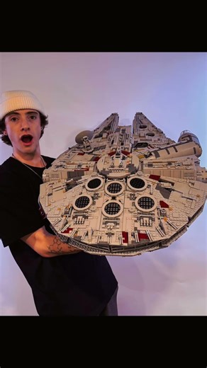 The building process of a Lego UCS Millenium Falcon!!