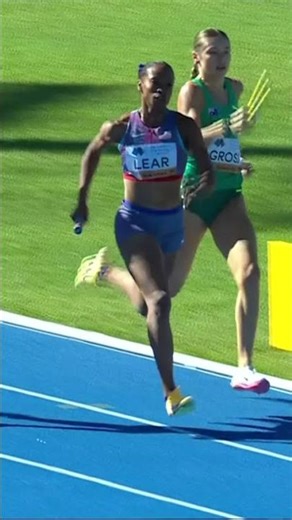 USA on the line in front of Spain to win their mixed 4x400m heat ‼ #WorldRelays