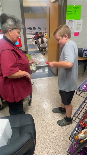 “What do you have to do in the lunchroom?” The Food Service Employee is responsible for assisting with the preparation, serving, and cleanup of meals in the lunchroom or cafeteria setting. This role ensures a clean, safe, and welcoming environment for students, employees, or customers during meal times. Now Hiring in Vidalia City School Nutrition ! 🍽️Join our School Nutrition team and make a difference every day! We're looking for dedicated Food Service Workers. 📍 Apply today! https://ess.refe