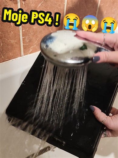 Žena mi chtěla udělat radost a vyčistila mi mojí konzoly PS4. Tak... je jako nová 😭 #fyp #viral #playstation #coolman #water