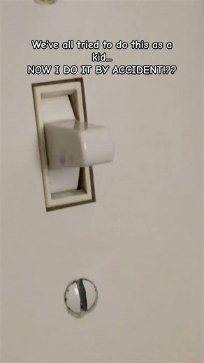 HOWW 💡 #fypシ #fypシ゚viral #lightswitch #random #catchannel #childhoodmemories #childhood #inthemiddle