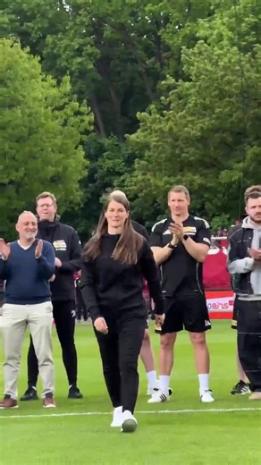 Dama hace lo suyo y se retira. 👏🏻 Marie-Louise Eta termina su etapa como técnica interina del Union Berlin. 4 partidos, dos victorias, un empate y una derrota. 🔝 La entrenadora se despidió con la goleada 4-0 sobre el Augsburgo y ahora será la entrenadora del equipo femenil. ⚽️