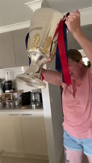 🇦🇺 En Australie, un supporter de football en soins palliatifs ne pouvait pas assister à la victoire de son équipe préférée.Les joueurs du FC Melbourne ont alors décidé d’aller jusqu’à lui, à l’hôpital, pour lui apporter la coupe en personne ! 🙏🏈❤️