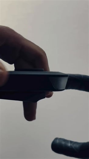 Keine Unordnung mehr. Das FR500 Licht ermöglicht es dir, deinen Fahrradcomputer direkt auf dem Licht zu montieren – für ein aufgeräumtes Setup. Kein Werkzeug, keine zusätzlichen Teile – einfach montieren und losfahren. Die integrierte Halterung sorgt für ein elegantes und aufgeräumtes Erscheinungsbild deines Fahrrads und bietet gleichzeitig eine starke Beleuchtung und perfekte Sicht auf der Straße. | RAVEMEN