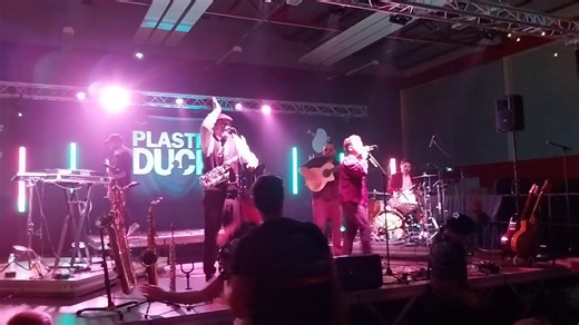 Soirée cabaret Le festival Nomad qui donne la patate était de retour samedi 11 octobre à la salle Georges Carpentier avec cette fois-ci une soirée cabaret party. La chanson française était à l’honneur avec deux groupes du secteur et un public venu faire la fête. Un rendez-vous toujours de qualité organisé par l’association Yassa et Cie avec la ville comme partenaire financier. Une mise en bouche avec le trio de Da’Chabada et son électro swing sur des textes en français. L’occasion de découvrir u