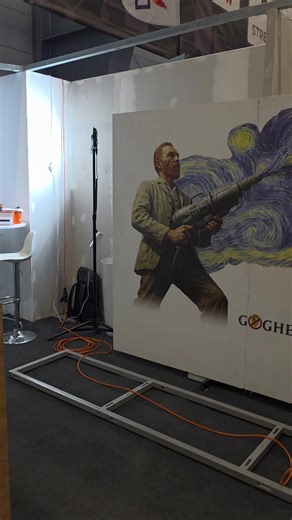 Opera de arta cu print 3D pe un perete de OSB TikTok