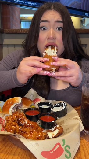 EPIC CHEESE PULL!!! 😍😩🧀 #chilis #cheesepull #mukbang #tripledipper #msmunchies #mozzerellasticks #chilisbarandgrill #chilisrestaurant #foodies #mukbangeatingshow