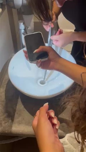 #neiperte #videoviral #amaliestremiestremirimedi #cesempreunasoluzione #lanumero1 Non ci si annoia mai al lavoro La Gioia in un video🤣 Intervento chirurgico Alla ricerca dell'orecchio 🤣 L'esultanza dopo averlo preso🤣