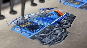 【林鐵 × COMOOR｜有一種聯名，是漸漸填滿的祝福】 如果鐵道有溫度， 那應該藏在那些被反覆確認的細節裡。 林鐵，習慣把每一次出發，都當成一段值得珍藏的心願； COMOOR，則用針線，把時間，一針一線地留在物件上。 這一次，我們共同創造， 讓鐵道的故事， 停靠在一件能隨身陪伴你的商品裡。 你可以先猜猜， 它會是什麼樣的存在？ 我們希望共創的， 不只是一件紀念品， 而是一段，陪你一起冒險、一起前行的旅程。 #1218 #準時開賣 #COMOOR #AlishanForestRailway #林業保育署阿里山林鐵 | 阿里山林業鐵路及文化資產管理處Alishan Forest Railway and Cultural Heritage Office