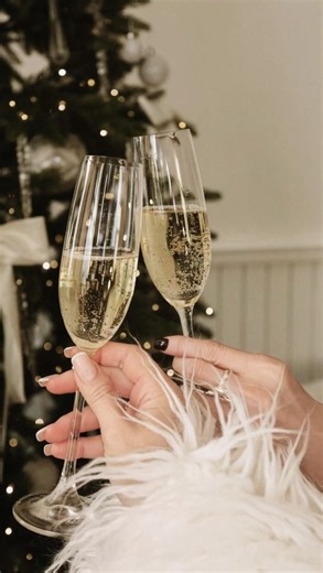 Karla Semanate on Instagram: "✨ Mujer que ama la moda y cree en la intención con la que se viste: este video es para ti. El color que eliges para cerrar el año no es solo estética… también es mensaje, energía e intención. Lo que usas el 31 de diciembre comunica qué quieres atraer en el 2026: cómo quieres sentirte, qué etapa estás lista para vivir y qué versión tuya estás eligiendo. Aquí no se trata de superstición, se trata de vestirte con propósito, alinear tu estilo con lo que deseas manifesta