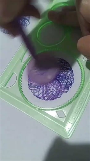 Drawing using a spirograph #spirograph