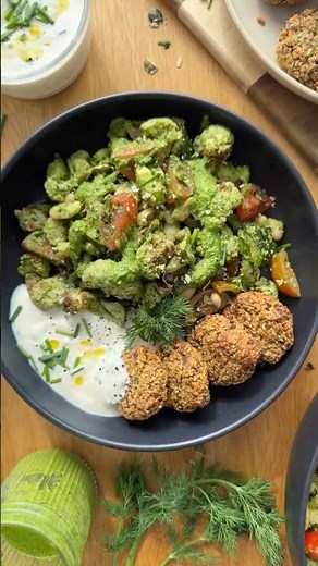 Colorful & SO delicious - Crispy Quinoa Patties & Wild Garlic Salad 😍