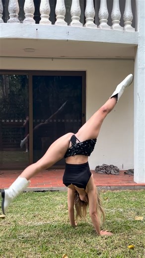 Emalie Das 💞 on Instagram: "now that’s a split ✨🫶"