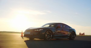 To nie koniec emocji na Audi driving experience! Szkolenie Racetrack experience advanced potrwa do 30 października 🗓 Uczestnicy w trakcie wypełnionego emocjonującymi modułami programu szkolą się z techniki sportowej jazdy, uczą się kontroli auta w poślizgu oraz biorą udział w próbie czasowej 🔥 #audidrivingexperience | Audi Polska