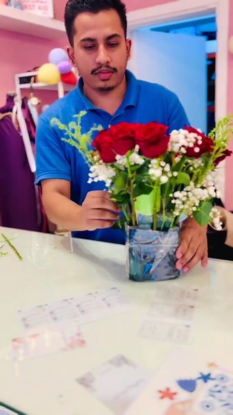 ভালোবাসার উপহার: বোতল ও ফুলের সৃজনশীল সমন্বয়