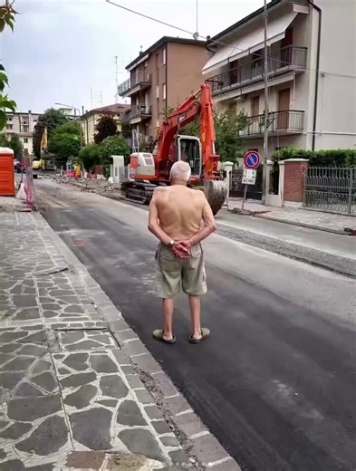 RT @AlertaNews24: 🇮🇹 | En Italia, los "umarells" son hombres jubilados que pasan el tiempo observando obras de construcción y ofreciendo co…