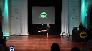 Dok željno iščekujemo poslednju žurku u sezoni, podsećanje na nastup koji je zapalio prethodnu! Ko bi rekao da jedna osoba na sceni može doneti toliko energije? Da to je ona, i energija jeste reč koja nju opisuje! Uživajte u fantastičnom, energičnom, zavodljivom i vatrenom solo nastupu trenutno najmlađe instruktorke Al Centra - Tea Stjepanovic! | Al Centro Salsa Beograd