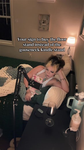 Gotta be able to switch prime positions for reading 💅🏻 #kindle #kindleaccessories #booktok #fyp