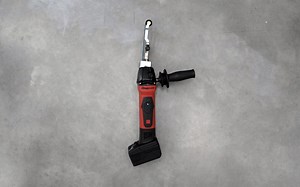 The 18v MonsterLithium Cordless Band File Sander comes with a rotating battery to give you more flexibility to reach those hard to access areas. | Snap-on Tools