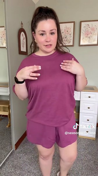 So stretchy and soft, so many colors to choose from! @Hanes #hanes #hanesloungeset #loungeset #loungesets #womensloungewear