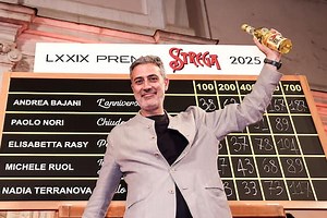 Premio Strega 2025, vince Andrea Bajani con il romanzo "L'anniversario"