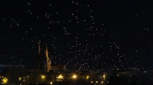 Une pluie d'étoiles filantes ? Non, le lâcher de lanternes de ce soir dans le ciel de Bayonne 🤩...... Féérique !! ✨✨✨ 🎥 direct de @frederics64 Belle soirée lumineuse à tous! ✨ | Que faire au Pays Basque