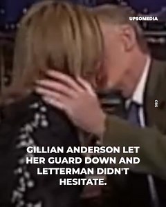 David Letterman kept praising Gillian Anderson's beauty, leading her to accept the insistence of kissing, which the host didn’t hesitate to take advantage of. | Rosa