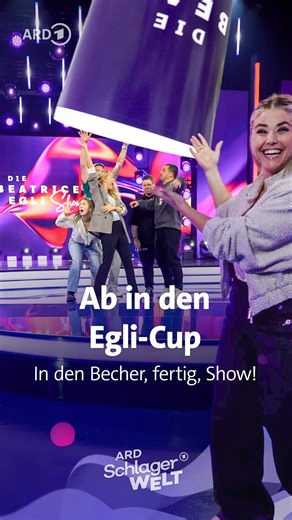 ARD Schlagerwelt on Instagram: "Beatrice Egli sammelt ihre Gäste ein🥤und wir hoffen, sie hat keinen vergessen für die Show! 🤩 Seid ihr dabei in der ARD Mediathek oder im Ersten? Am 20.12.2025 ab 20:15 Uhr gibt’s die Beatrice Egli Show für euch! #diebeatriceeglishow #beatriceegli #cupchallenge #funny #explore"