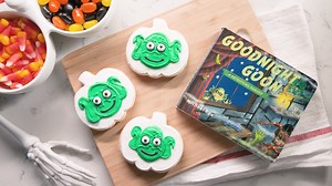 Ready for a ghoulish treat? Check out this recipe video of Goon sugar cookies, inspired by favorite picture books GOODNIGHT GOON and WE'RE GOING ON A GOON HUNT by Michael Rex. Learn more about GOODNIGHT GOON: https://bit.ly/2HDWLOv WE'RE GOING ON A GOON HUNT: https://bit.ly/3kGrw4l | Penguin Kids