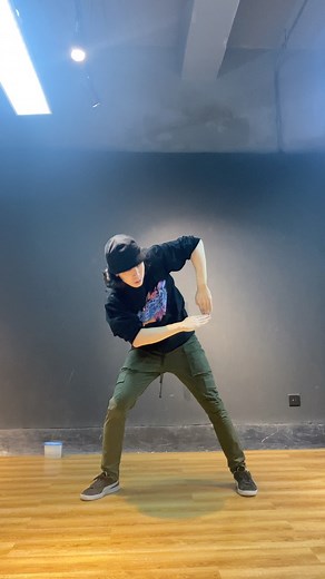 Ziqing Fu on Instagram: "发个库存 线上battle模式💥 #tutting #kingtut #fingertut #dance #freestyle #figofu"