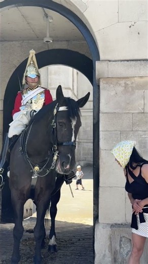 Buckingham Palace King's Guard Enforces #버킹검 궁전 근위병