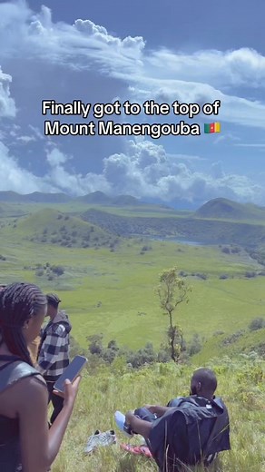 Le Cameroun est un Don de dieu. Voici les touristes qui profitent de notre magnifique Mont manengouba tout prêt din lac. Un endroit paradisiaque uniquement au 237. #Lecontinent #Mboa #Visitezlecameroun #diasporacamerounaise #237Cameroun | Papa Cameroun