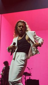 (🎬 Retour en vidéo sur le concert de Julien Doré à Orléans – 13 décembre 🎤✨) Ce 13 décembre pour son dernier concert de l'année, Julien Doré a enflammé la scène orléanaise avec un concert à son image : innovant, généreux, profondément sincère. Accompagné de sa signature artistique unique – entre poésie, humour et énergie flamboyante – l’artiste a offert un moment suspendu, rempli d’émotions. Face à lui, une foule conquise, portée par chaque note, chaque sourire, chaque surprise. Une communion 