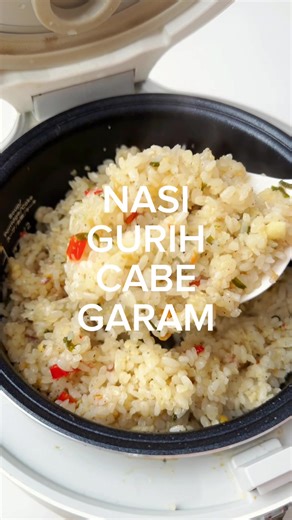 NASI GURIH CABE GARAM !!! Pecinta cabe garam mana suaranyaaaaa !!! Cobain deh nasi kalian di cabe garam gini , pedes gurih wangi beuhhh mantappp . Ga perlu lauk aneh2 kena nasi nya gini dah mantap poll INGREDIENTS - 10 pcs Bawang Putih - 10 pcs Bawang Merah - 4 pcs Cabe Rawit - 2 pcs Cabe Keriting Merah - Daun Bawang - 5 sdm Minyak Goreng - 300 gr Beras BUMBU - 2 sdt Kaldu Jamur - 1 sdt Gula - 1 sdt Garam - 1 sdt Lada Putih - 1/2 sdt Lada Hitam AIR - 350 gr STEP 1. Cuci bersih beras 2. Tumis baw