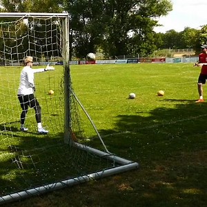 Insight into one of our individual goalkeeper trainings. 🔝Equipment in video: our Swivel Vision training glasses! 😎👊🏼 ℹ https://www.goalkeeping-development.com/en/shop?tx_gdminishop_minishop[action]=show&tx_gdminishop_minishop[controller]=Minishop&tx_gdminishop_minishop[product]=106&cHash=6bbd3fce4fde509e29f03e0f28125a45 _____________ ⚽ Du möchtest ein Torwarttraining bei uns buchen? ⚽ www.goalkeeping-development.com/de/keeper @jsigktraining (Instagram) #goalkeeping #goalkeeper #torwart #tor