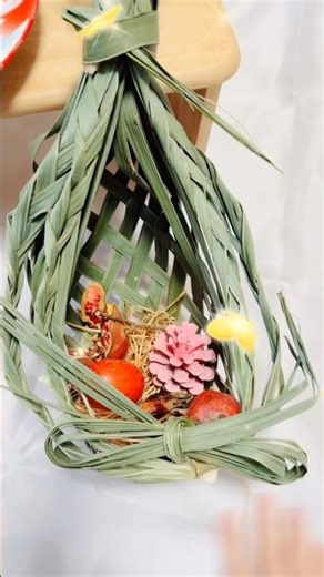 【巣ごもり】シュロの葉が手に入ったので♥️柘榴を乾かすのに（天日干し)2週間ほどかかったが、まだ緩め…#烏瓜 #松ぼっくり #ザクロ #クチナシの実 #artwork #palmleaf