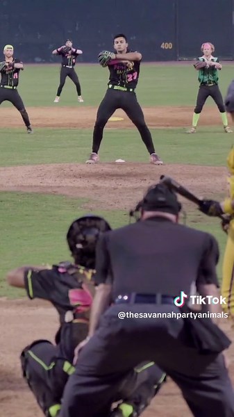 This is what peak hip mobility looks like 😏 #partyanimals #savannahbananas #bananaball #baseball #bigwave #dance #trending #fypシ #viral #baseballlife #mlb #bigwavedance