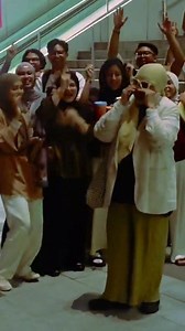 Yesterday after the 'Live' performances, I was surprised by these beautiful wonderful young audiences, Thank you to Eagle Vision of Mediacorp Suria Channel 'Live Singapura 4.0' for having me as part of your show. Thank you so very much, I'm truly humbled...Sayang Semua.❤️🎼🙏🙏🙏🎊🎉 | Rahimah Rahim