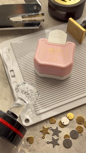 アクセパーツ・雑貨・印刷物・ハンドメイドスクール on Instagram: ". \クリエイトラボのアイテム/ ついに明日から受注スタート！ ✨📢 大変お待たせいたしました！ ハンドメイド作家さんのための クリエイトラボアイテムの受注が、 いよいよ明日15日（月）から始まります🏃🏻‍♀️💨 作品にブランド感と高級感をプラスする、 イチオシのアイテムたちをご紹介します👑 • 🎀 エンボッサー 紙を挟んで押すだけで、 ロゴがぷっくり浮き上がる！🎁 梱包に格段の高級感を演出できます◎ • 💎 ロゴスタンプ キラキラの持ち手が可愛い✨ インク不要でポンポン押せる手軽さが魅力！ 印刷のような繊細さで、 ショップカードや台紙が一気にプロ仕様に☝🏻 • 🌟 ロゴチャーム 当店人気No.1👑 アクセサリーに付けるだけで、 ブランド感がグッと高まります！ • 💌 シーリングスタンプ この冬にぴったり⛄️ ラッピングやお手紙を、 クラシカルで特別感のある仕上がりに🎶 • 🎁 【今月限定】エンボスボード＆角丸パンチ オリジナルタグを簡単に作成！ ラッピングだけでなく、 結婚式や