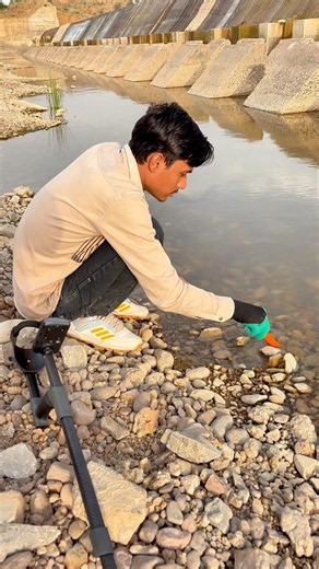 Searching for gold in the river used pinpointer gold detector #pinpointer #rivergold #shortsfeed