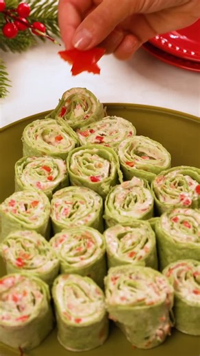 SavoryOnline on Instagram: "Turn a classic pinwheel into the ultimate Christmas treat with this easy recipe. ✨ Arrange the spinach-ricotta pinwheels into the shape of a Christmas tree 🎄 and top with a red pepper star 🌟 for a festive touch. Head to our website to discover the recipe! 🌐 You can also comment “pinwheels” below and we’ll send you the recipe directly to your DMs. 💬 #pinwheels #creamcheese #bacon #christmasrecipe #appetizer"