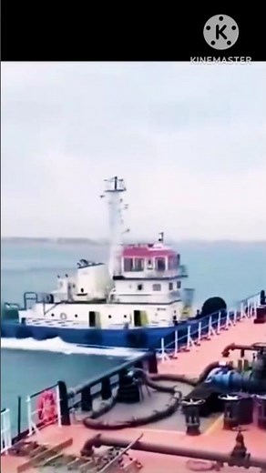 Tug Boat HITS Ship 😱 Caught on Camera 📸🚢 #shorts #tugboat #shipaccident #shipcollision #ship #yt