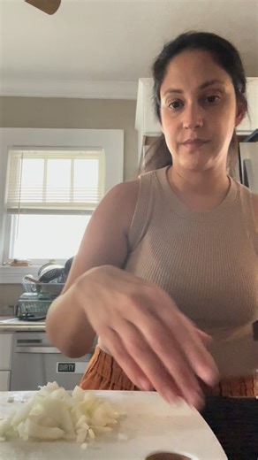 One of my absolute favorite things to do is cook for people! After giving birth, your body is working hard to heal and repair itself, which makes it especially important to focus on warm, nourishing, and hearty foods during this time. In this video, you’ll see a quick edit of me preparing some delicious eggplant parmesan 🤤 Spoiler alert: it’s so yummy! 😋 Many people assume that when a postpartum doula comes over, the focus will be entirely on the baby. In reality, it’s often the opposite! My r