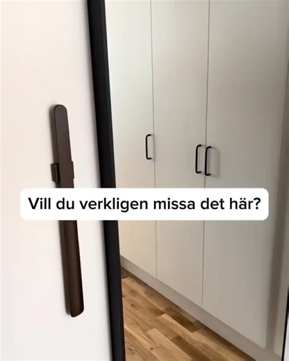 Ge hallen ett lyft i vinter 🖤 Vårt magnetiska skohorn i trä kombinerar tidlös skandinavisk design med smart funktion i vardagen. När lagret är slut, är det slut. ✔ Kraftig magnet och diskret väggfäste – enkel montering ✔ 55 cm längd – bekvämt att använda och snyggt på väggen ✔ Finns i mörk ek, valnöt och ljus ek – passar svenska hem ✔ Hållbara material och design som är gjord för att hålla 🖤 Vinterkampanj – upp till 40 % rabatt Begränsat antal i lager. Säkra din favorit innan den tar slut. | E