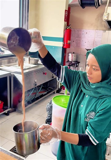 Selain bakmienya udah terkenal enak Fasilitas lengkap toilet musholla Tempat luas dan nyaman indor outdor asik buat nongkrong wfc rapat juga bisa loh Bakmie Saudagar 📍 Jl. Raya Tenggilis Mejoyo No.AA-06 Kali Rungkut Kec. Rungkut Surabaya ⏰Buka Jam 07.00 - 22.00 WIB #elmael #bakmiesaudagar #bakmieenaksurabaya #kulinersurabaya #creatorsearchinsights