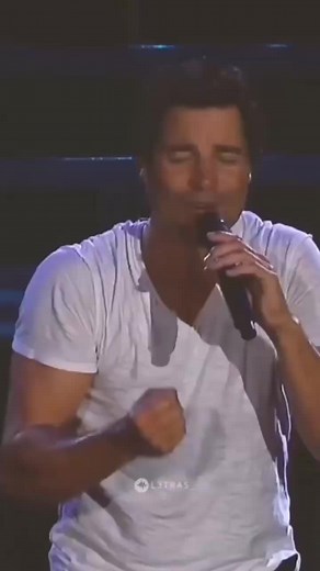 Emotional Live Performance of Spanish Romantic Songs