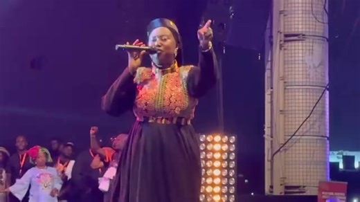 🛑🇨🇮 CI 9 Février 2025 - Concert live de #Floby : le titre "Espérance" repris en chœur par un public enflammé au Palais de la Culture en Côte d’Ivoire. L’artiste burkinabè a électrisé la salle avec sa voix puissante et son message d’espoir, créant une communion inoubliable avec ses fans. Ce moment fort témoigne de l'impact de sa musique au-delà des frontières, réunissant la diaspora et les mélomanes ivoiriens. Une soirée mémorable où la culture burkinabè a brillé sur la scène ivoirienne. #Flob