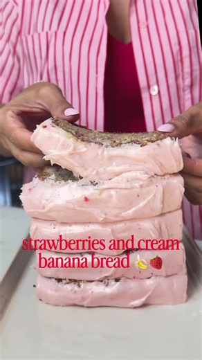 strawberries and cream banana bread 🍓🍌 inspired by wimbledon 🎾🎾 recipe at the link in my profile! #bananabread #recipes #strawberry #wimbledon #baking